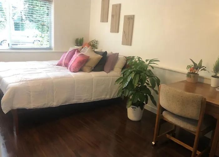 Quiet-Comfy 3 Bedroom Home On A Tree Lined Street In Kits