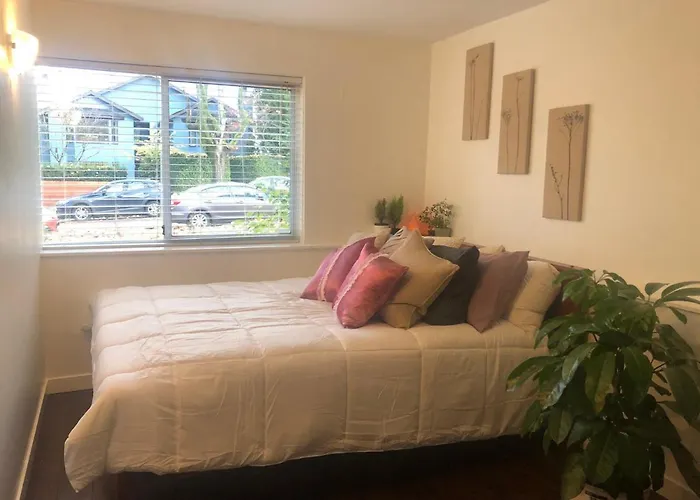 Quiet-Comfy 3 Bedroom Home On A Tree Lined Street In Kits
