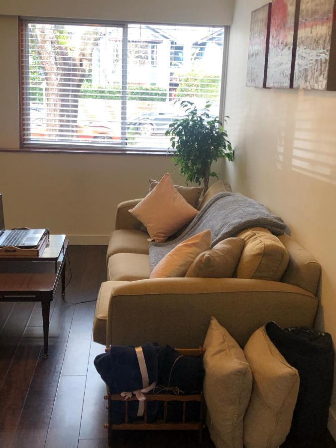 Quiet-comfy 3 Bedroom On A Tree Lined Street In Kits Hébergement de vacances