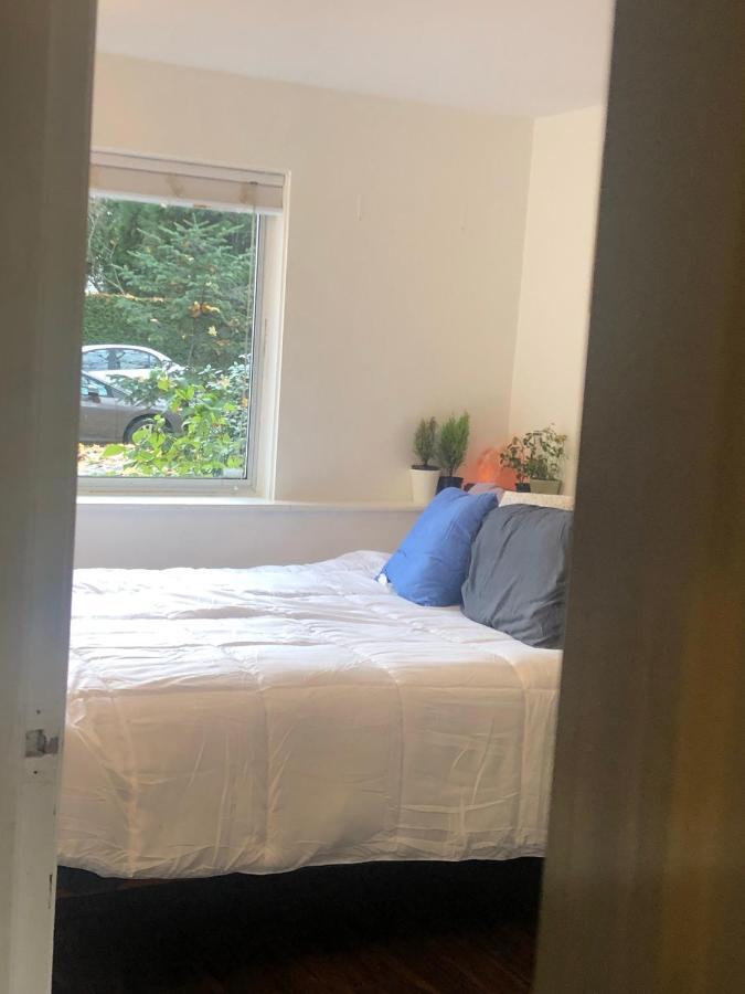 Quiet-comfy 3 Bedroom On A Tree Lined Street In Kits Hébergement de vacances *